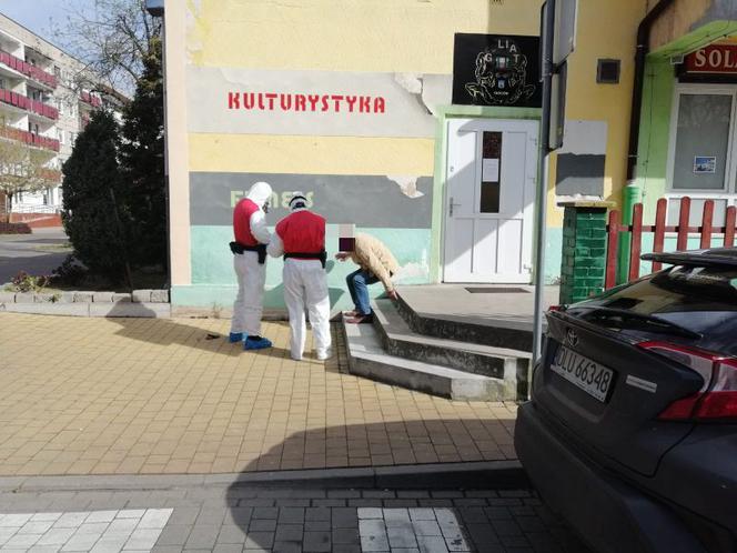 Złamał zasady kwarantanny i ugodził syna nożem