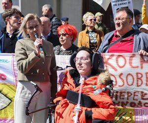 Wielki protest przed KPRM. Osoby z niepełnosprawnościami mówią dość