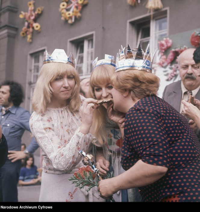 Przyznanie nagrody "Miss Obiektywu" Danucie Rinn na XII Krajowym Festiwalu Piosenki Polskiej w Opolu, 1974