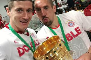 Robert Lewandowski i Franck Ribery z Pucharem Niemiec