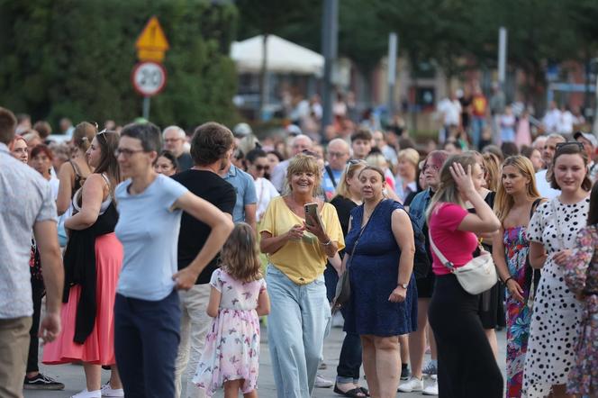 Potańcówki przed Teatrem Śląskim w Katowicach. "Roztańczony Wyspiański" porwał tłumy