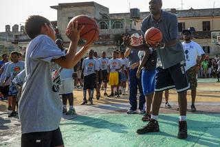 Gwiazdy NBA na Kubie. Byli idole parkietów zorganizowali koszykarski obóz [WIDEO]
