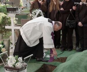 Pierwsza miłość odc. 4045. Pogrzeb córki Kingi i Janka