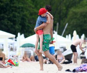 Michał Koterski na plaży z rodziną