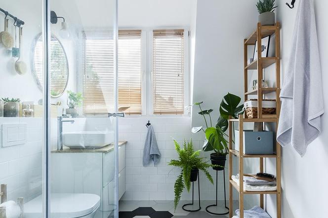 Mała biała łazienka z prysznicem jest dumą Magdy. Naturalne materiały i rośliny
