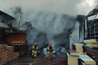 Pożar hali przy ul. Wycieczkowej. W akcji bierze udział 12 zastępów straży pożarnej