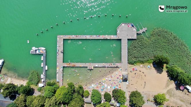 Ogromny pomost i piaszczysta plaża. To miejsce na Mazurach przyciąga tłumy turystów. Zobacz zdjęcia