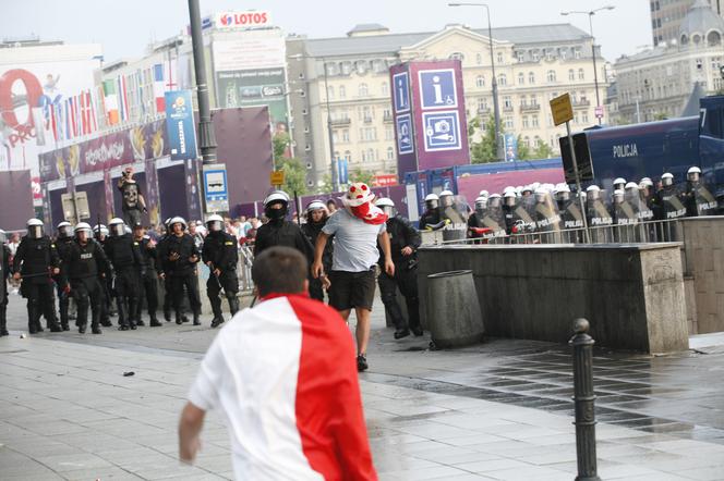 ZAMIESZKI KIBICÓW: strefa kibica w WARSZAWIE przed meczem POLSKA-ROSJA - ZDJĘCIA