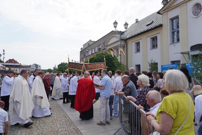 Boże Ciało 2024. Tłumy wiernych przeszły w procesji ulicami Białegostoku