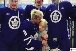Justin Bieber zabrał brata na hokeja. Jaxon to jego mała kopia!