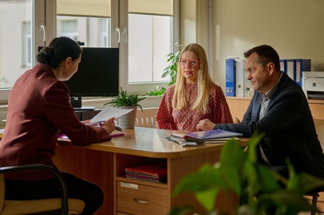 Na Wspólnej, odc 4017. Renata (Marta Jankowska), Sławek (Mariusz Słupiński), urzędniczka (Katarzyna Dworak)