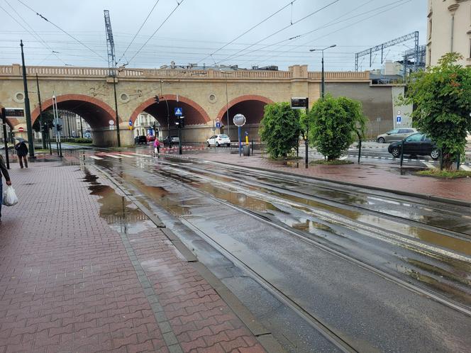 Niż genueński nad Polską. Kraków skąpany w deszczu