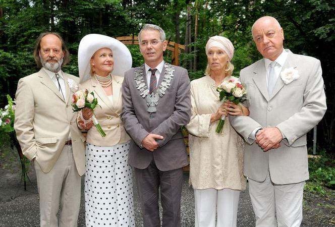 NAD ROZLEWISKIEM ostatni odcinek 13. Tomasz (Jerzy Schejbal), Basia (Małgorzata Braunek), Ewa Stern (Maria Pakulnis), Piernacki (Wojciech Droszczyński), urzędnik (Robert Janowski)