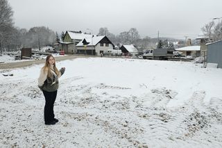 Pani Paulina, mieszkanka Stronia Śląskiego pokazuje pusty plac. Jeszcze trzy miesiące temu stała tu kamienica, w której mieszkała 