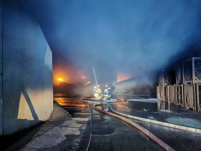  Pożar hali produkcyjnej w Mikołowie - Kamionce. Na miejscu kilkanaście zastępów straży! 