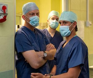 Sztuczna inteligencja przeprowadza operacje.