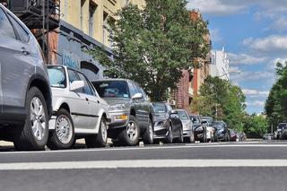 Atakują na parkingach. Policja otrzymuje coraz więcej zgłoszeń. Działanie jest wyjątkowo zuchwałe 