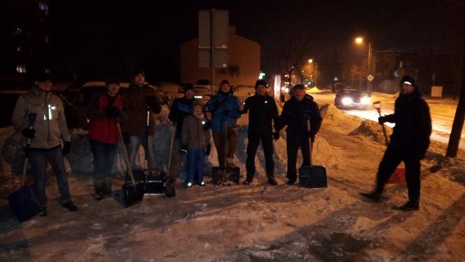 Bełchatów: Zima zaskoczyła drogowców? ONI nie narzekają na zimę i służby! Sami chwycili za łopaty!