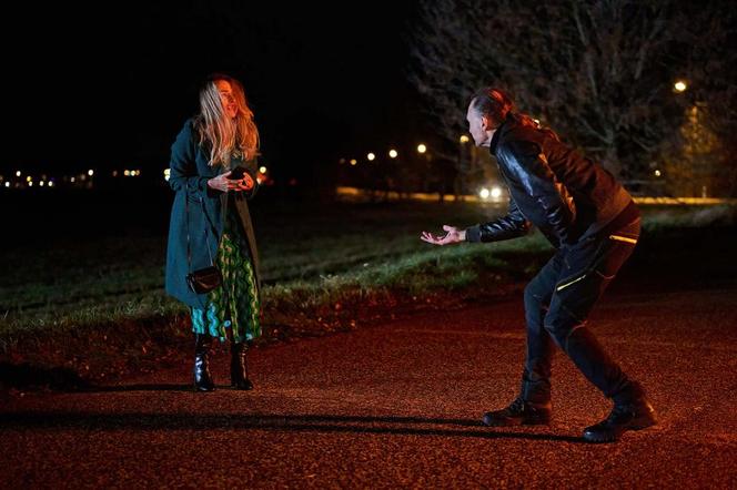 Na Wspólnej, odcinek 3758: Eliza (Katarzyna Chorzępa), taksówkarz (Sebastian Badurek) 
