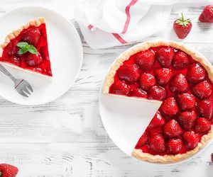 Lekka tarta z truskawkami: sprawdzony przepis na tartę truskawkową