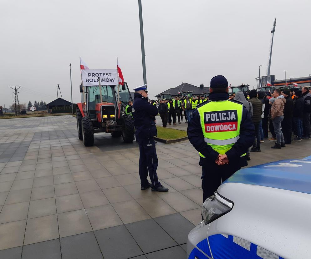 Strajk rolników w Tarnowie. Policja i rolnicy pod stadionem Bruk Betu Termaliki Nieciecza