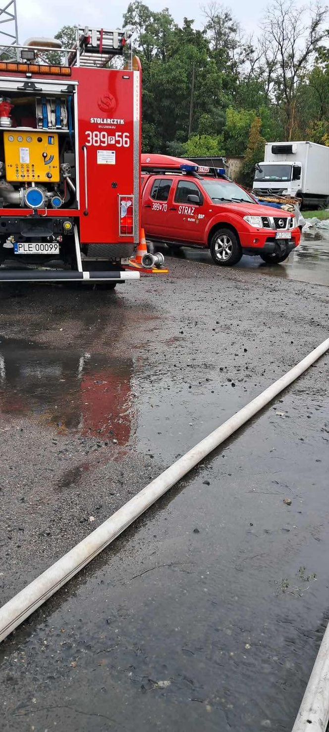 Zalane posesje, zerwany dach, przewrócony tir. Leszno i region po załamaniu pogody