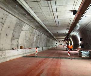 Tunel pod Świną nabiera kształtów. Wylano już pierwszą warstwę asfaltu! 