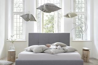 Minimalistyczne łóżko tapicerowane