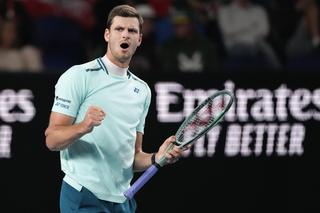 Hubert Hurkacz awansował do 3. rundy Australian Open po pięciosetowym horrorze! 18-letni Mensik twardo się postawił [WYNIK]