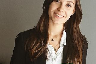 Pola Gonciarz z dyplomem magistra sztuki Akademii Teatralnej w Warszawie