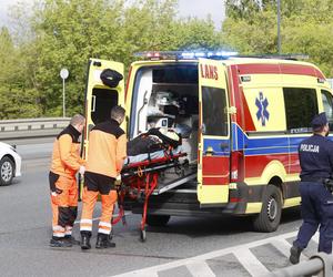 Aktywiści znów blokują Warszawę. Przykleili się do mostu, interweniowało pogotowie