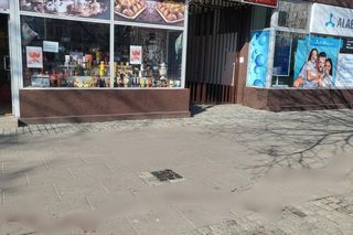 Ślady na chodniku w Warszawie po napaści nożownika 