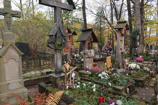 Drewniane rzeźbienia, góralskie korale, kolorowe ornamenty. Oto najpiękniejsze nagrobki na Podhalu