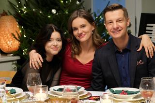 M jak miłość świąteczny odcinek specjalny. Wigilia Mostowiaków. Basia (Gabriela Raczyńska), Paweł (Rafał Mroczek), Franka (Dominika Kachlik)