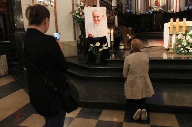 Msza święta w Warszawie za zmarłego papieża Franciszka. Archidiecezja warszawska podała nową datę