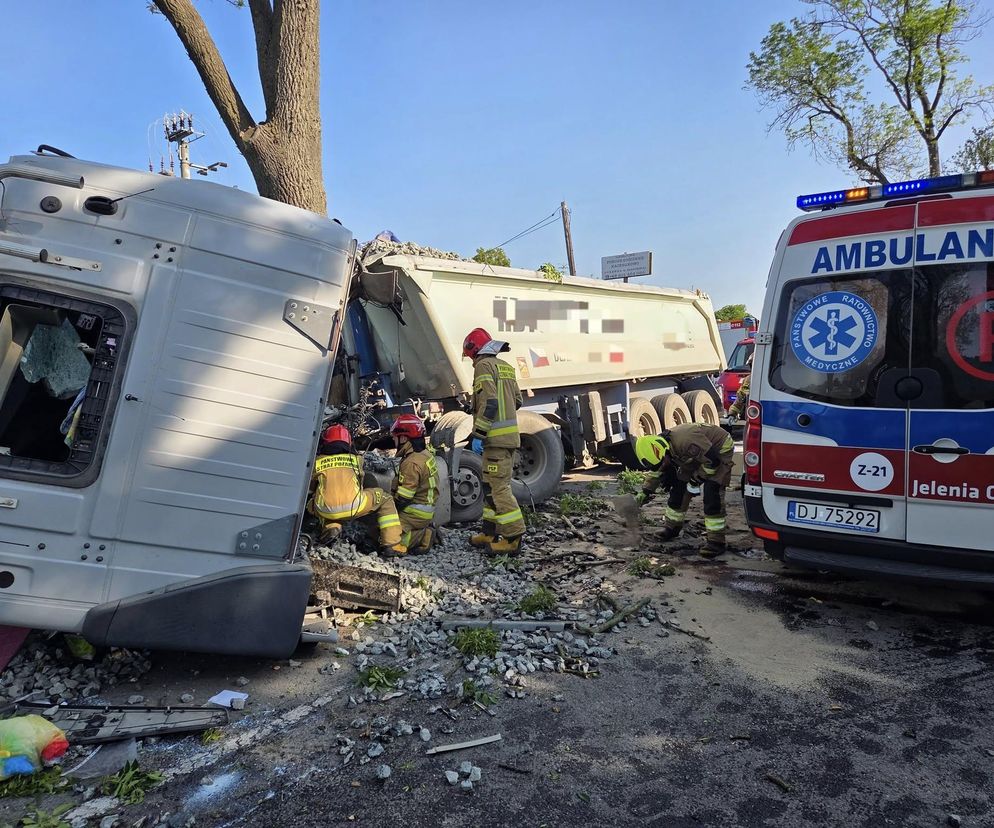 Poważny wypadek w Lubawce. Ciężarówka roztrzaskała się na drzewie