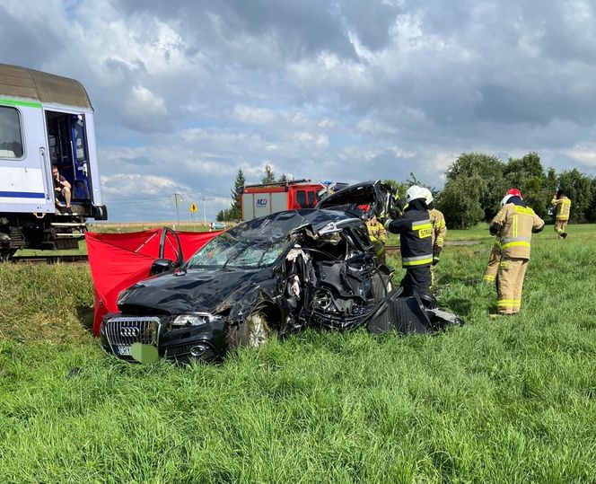 Dylewo. Audi zmiażdżone przez pociąg na przejeździe kolejowym. Nie żyje 45-letni kobieta