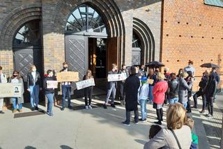 Protest pod kościołem św. Antoniego w Lesznie