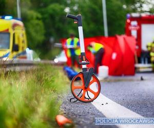 38-latek uderzył w bariery, motocykl rozpadł się na dwie części