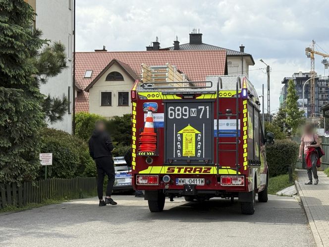 Tragedia w Ząbkach. Ciało kobiety leżało na chodniku. Na miejscu policja