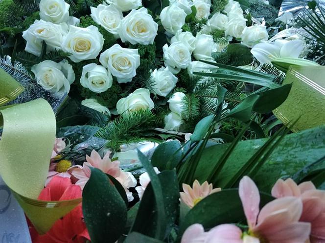 Tragedia w Salisbury. Zamordowane kobiety pochowane w Tarnowie. Grobu nie widać spod kwiatów
