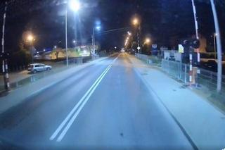 Kierowca autobusu w ostatniej chwili uniknął zderzenia z pociągiem! Szok na przejeździe kolejowym w Płocku [ZDJĘCIA]