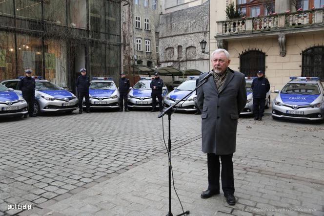 Komenda Miejska Policji w Krakowie w hybrydowych radiowozach Toyoty
