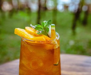 Smaczniejsza od wody, a nawadnia tak samo. Pij, by pozbyć się zmarszczek