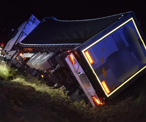 Zamknięty odcinek S5 niedaleko Kościana. Wyciągają tira z rowu