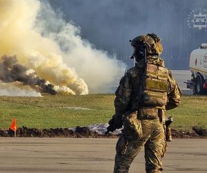 Awaryjne lądowanie samolotu pasażerskiego z terrorystami na pokładzie. Widowiskowe ćwiczenia służb na lotnisku w Katowicach