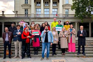 Opozycja zjednoczona na Placu Wolności w Poznaniu. Kandydaci zatańczyli poloneza na tydzień przed wyborami 