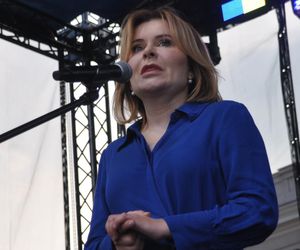 Wydało się, co posłanka PiS robiła na mszy! Szok i oburzenie. Kropielnica to nie flakon