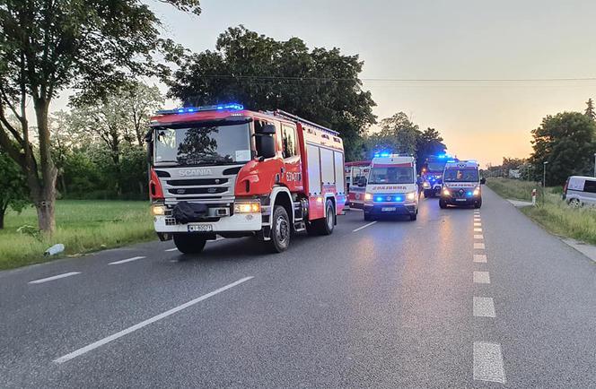 Kożuszki-Kolonia. Jeden 18-latek nie żyje, dwóch zostało rannych! ZDJĘCIA z koszmarnego wypadku bmw na DK nr 92