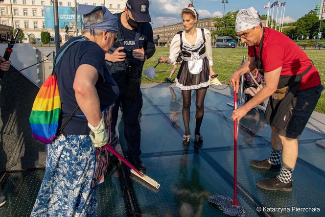 Pomnik Smoleński. Akcja "sprzątania pomnika" została zorganizowana 9 czerwca w przeddzień miesięcznicy smoleńskiej 